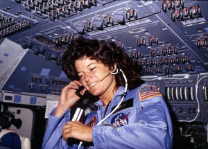 Sally_Ride,_America's_first_woman_astronaut_communitcates_with_ground_controllers_from_the_flight_deck_-_NARA_-_541940